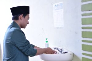 Santri sedang cuci tangan saat memasuki area pondok pesantren